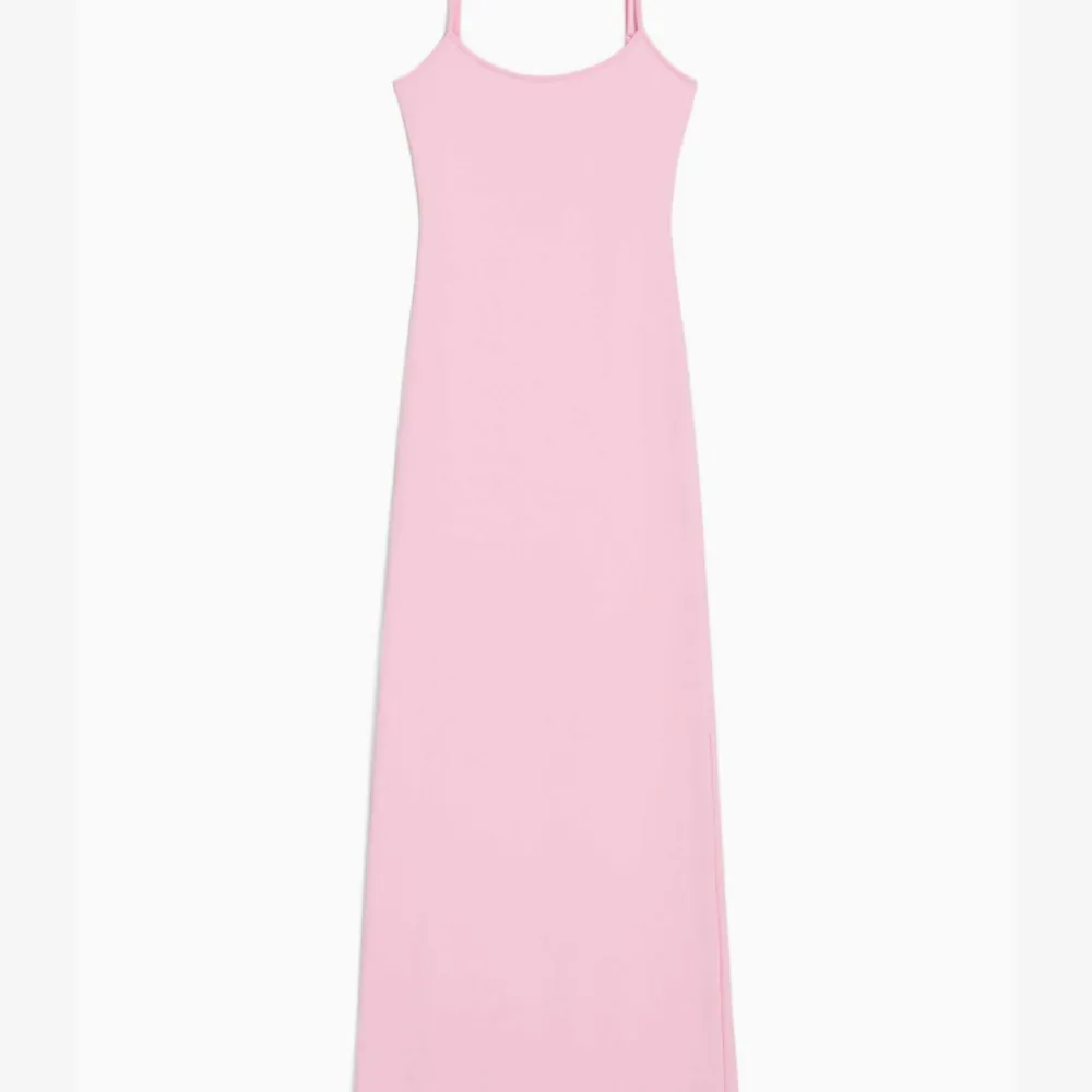 En lång rosa skims dupe klänning som inte kommit till användning💘 storlek M, Bara att höra av sig för fler bilder och funderingar🥰. Klänningar.