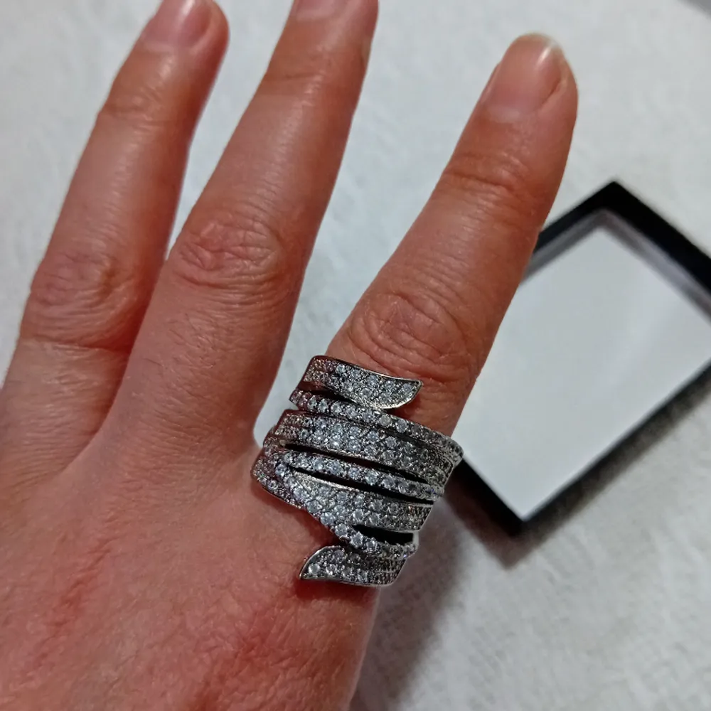 Säljer en helt ny äkta silver ring som aldriganvänt. Ringen är stor för mig. . Accessoarer.