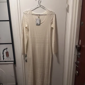 Klänning  - Rensar garderoben hemma och har en hel del helt oanvända klänningar som vill ha en ny ägare 