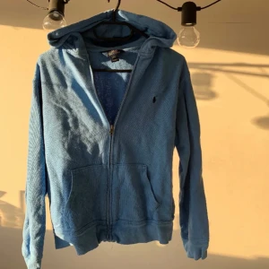 Ralph Lauren Zip - Säljer denna Ralph Lauren zipen i storlek XL (barnstorlek) men sitter som en true to size S. Skriv om ni har nån fundering kring tröjan.