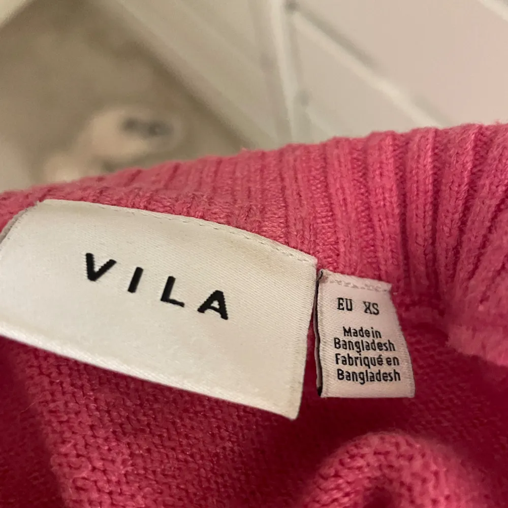rosa stickad tröja från vila som jag säljer för att jag inte använder den längre, den är lite nopprig därav priset💘. Stickat.