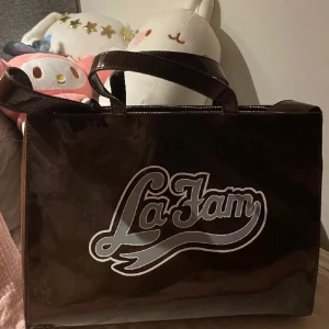 Messenger väska - Stor brun axelremsväska från LaFam Amsterdam. Tillräckligt stor för att en dator ska få plats. Aldrig använd!
