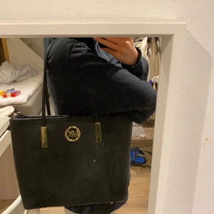 Micheal kors väska  - Jätte fin Michael kors handväska som inte kommer till användning längre. Den är använd men inte defekter på den. 