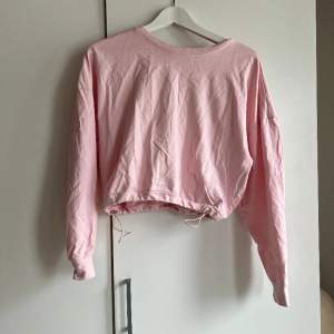 Fin rosa tröja som går att ha till vardags eller när man tränar. Köpt på någon sportaffär. Man kan dra åt den i midjan. Ordinarie pris, 220 kr 