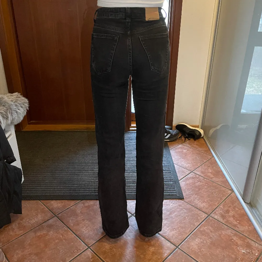 Svarta Weekday Glow jeans i storlek 24/32 och högmidjade. Säljer pga de är för små. Har använts ganska mycket men det finns inga skador eller fläckar. Säljer för 250kr.. Jeans & Byxor.