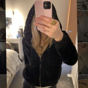 lurvig svart jacka i fuskpäls💕 - tyvärr inte min stil, men så fin jacka som använts max 1 gång💗 perfekt till våren då den är lite tunnare🌟priset kan diskuteras.