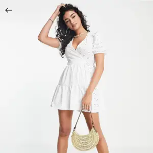 Säljer denna fina vita klänningen. Passar perfekt till studenten och till sommaren. Endast använd en gång. Köpte den för 399kr Toppen skick, som ny. Skriv vid minsta fundering 💗