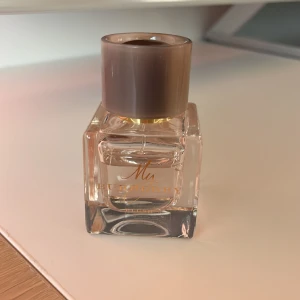 Parfyme - Parfym från burberry som tyvärr inte passar mig, ca 3/4 kvar :) 