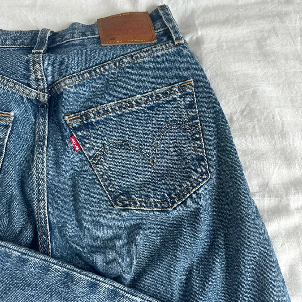 Säljer dessa snygga, blåa Levi’s jeansen. De är i väldigt gott skick!💘. Jeans & Byxor.