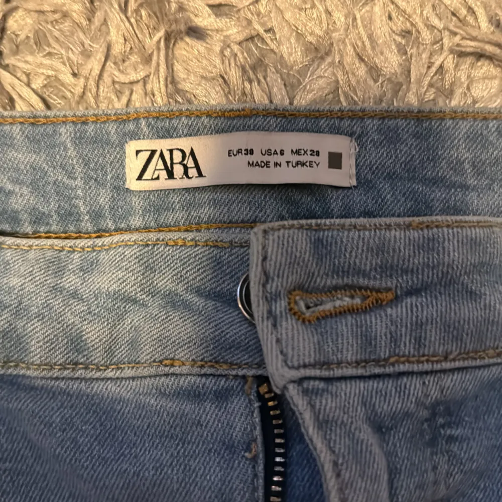 Jag säljer nu mina super snygga jeans från Zara då de inte riktigt sitter som jag önskar🩷 Jag är 162 och de är rätt så långa på mig . Jeans & Byxor.