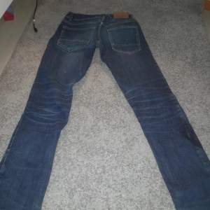 Mörkblå detroit jeans storlek 158 är ganska skinny