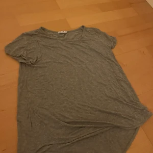 Grå tröja - Bra skick, tvättad och aldrig använd