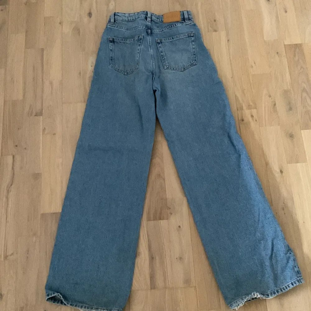 Ett par blåa jeans från Monki, inga defekter! Längd 32. Jeans & Byxor.