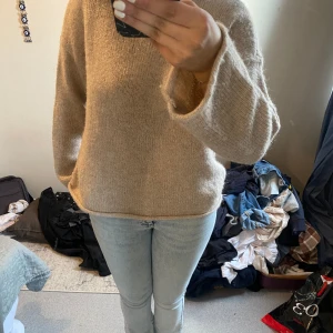 Stickad bige  - Säljer denna stickade bige från Vero Moda köptes strax efter nyår och använd två gånger, den är rätt ny.  Nypris 599:- 🎀 (Priset kan sänkas vid snabb affär)