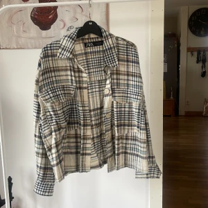 Rutig jacka/overshirt  - Supergullig tunn jacka/overshirt från Zara. Perfekt till sommaren!   Går i färger om blått/marinblått, brun och beige!