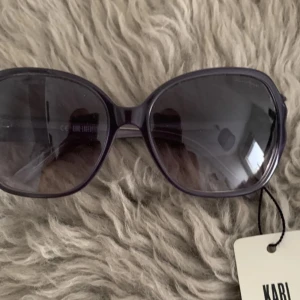 Solglasögon  - Karl Lagerfeldt. Helt använda! Nypris 900! 