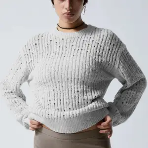 Micah sweater från Weekday! I storlek S, men oversize i modellen så mer som en M skulle jag säga. Använd ett fåtal gånger, som ny. Nypris ca 500.