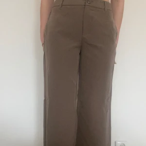 Bruna raka kostymbyxor  - Storlek 36 Färg brun Finns fickor fram Använt skick