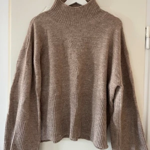 Stickad tröja - Stickad tröja från Gina tricot, använd fåtal ggr💕