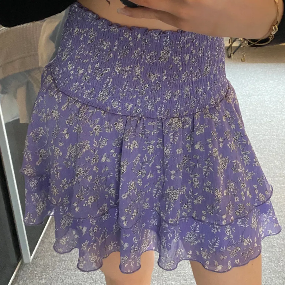en lila volang kjol från BikBok, använd en gång, är i storlek XS men den är väldigt stretchig, tryck på ”köp nu” eller kontakta vid frågor!🩷. Kjolar.