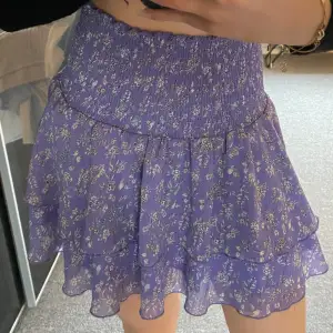 en lila volang kjol från BikBok, använd en gång, är i storlek XS men den är väldigt stretchig, tryck på ”köp nu” eller kontakta vid frågor!🩷