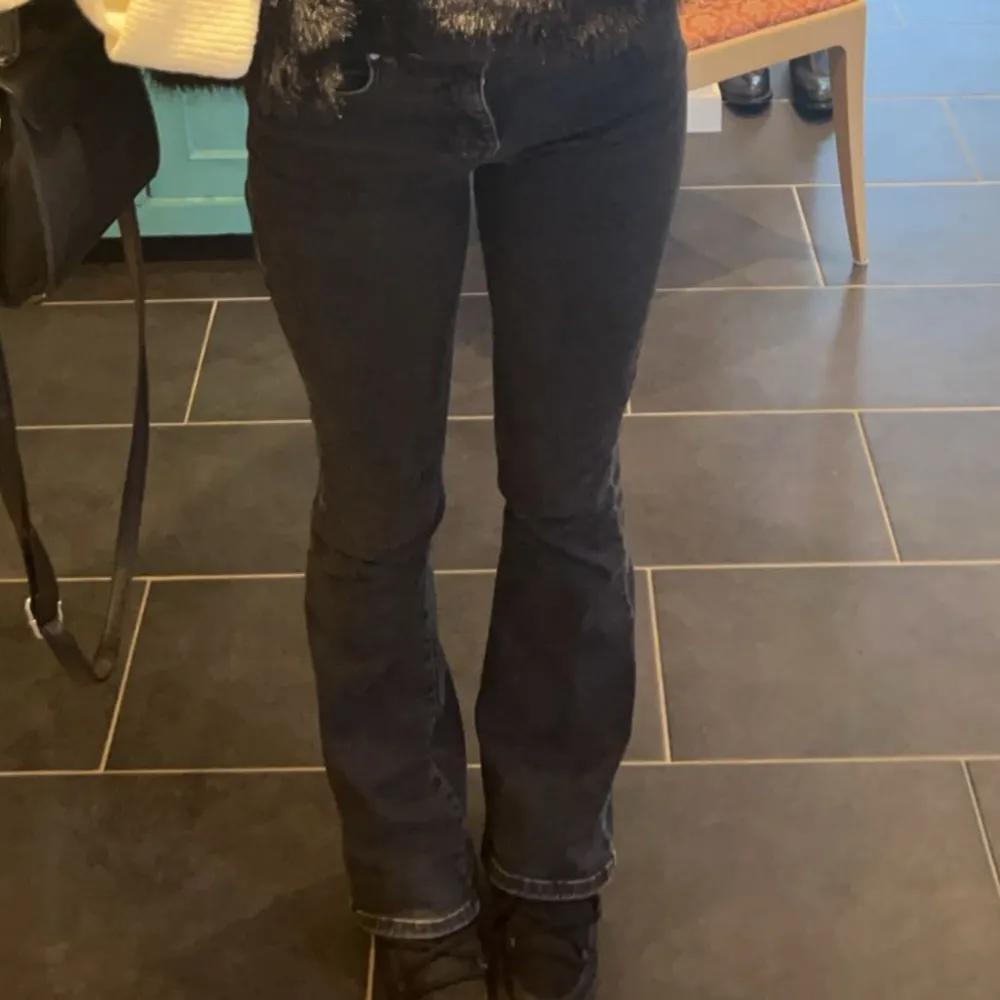 Ett par svarta lågmidjade bootcut jeans från bikbok! Använda men inget fel på dem alls💞jag brukar ha xs men dessa sitter jättebra på mig, är 170. Jeans & Byxor.