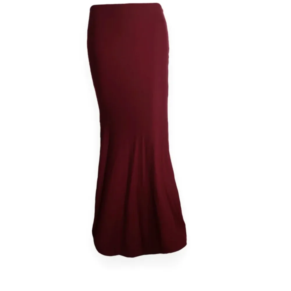 As snygg kjol från LIATZ i färgen burgundy! Alldrig använt kvaliteten som ny! Orginalpris 700kr säljer för 450kr. Hela sättet topp (se annan anons) + kjol 900kr.. Kjolar.