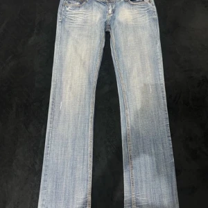 Lågmidjade ljusblåa jeans - SKIT snygga ljus blåa jeans från sublevel. Tyvärr för stora för mig så säljer nu. Dom är i jätte fint skick men pris kan diskuteras. Midjemått rakt över=43 Innerbenslängden=86