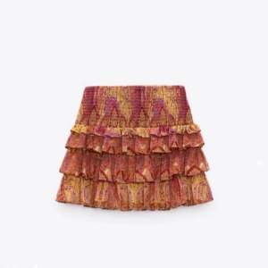 Säljer denna superfina kjol från zara! Använd några fåtal gånger! Skriv för egna bilder!🫶🏻