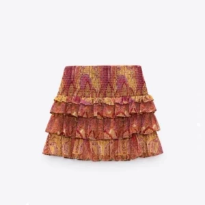 Zara kjol - Säljer denna superfina kjol från zara! Använd några fåtal gånger! Skriv för egna bilder!🫶🏻