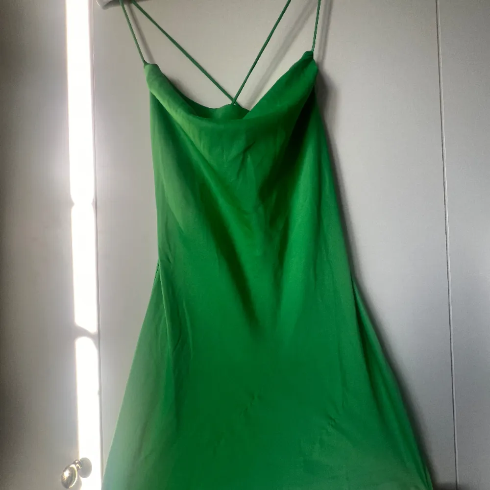 Grön klänning från mango storlek M . Klänningar.