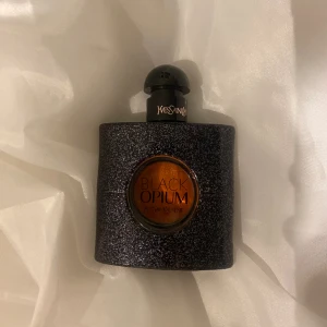 Black opium  - Säljer min black opium eau de parfum 50ml som jag fick i julas, ni kan se hur mycket de är kvar på bild två 