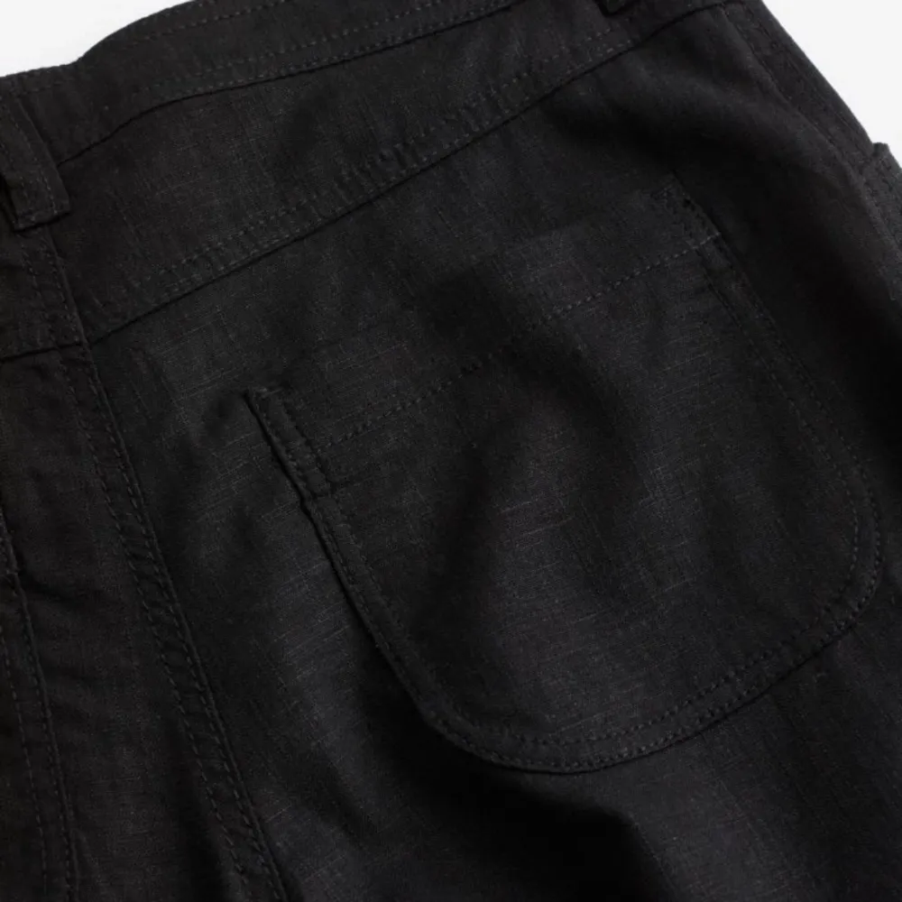 svarta linnebyxor i storlek S från hm, nya med lappar på😊😊😊lågmidjade med justerbara snören i midjan, raka i benen. Jeans & Byxor.