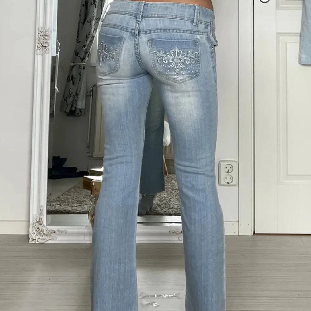 (Lånade bilder från förra ägaren!!!) Säljer vidare dessa superfina jeans då de tyvärr ej passade mig. midjemptt 35cm tvärs över innerbenslängd 76cm. Jeans & Byxor.
