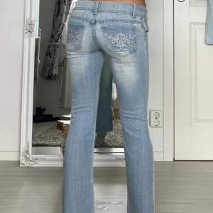 (Lånade bilder från förra ägaren!!!) Säljer vidare dessa superfina jeans då de tyvärr ej passade mig. midjemptt 35cm tvärs över innerbenslängd 76cm
