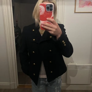 jacka med guldknappar newhouse - så fin jacka med guldiga knappar från newhouse! helt oanvänd och alla lappar kvar. ull/kashmirblandning (95 + 5%). nypris 2899!