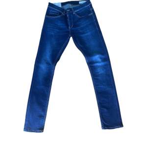 Dondup george jeans i storlek 32 nyaste modellen byxorna är i inprincip nyskick inga skavanker eller liknande!