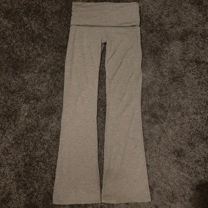 Mjukisbyxor - Jätte sköna mjukisbyxor från gina tricot❤️ Dem är låg midjade som man viker ner och även bootcut. Dem liknar lite Victoria secret yoga pants i modellen❤️