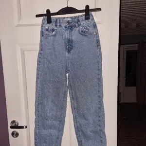 Blåa jeans från Pull and Bear i stl 32, knappt använd.  