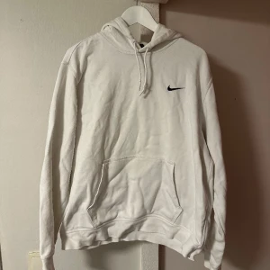 Nike hoodie - Vit Nike hoodie i fint skick, det finns nån fläck på den men annars fin!  Storlek: Barn XL sitter som S/M