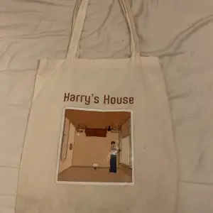 Harry’S house totebag använd några gånger, har några defekter därav går priset att diskutera. (Se bild 3) Säljs då den inte längre kommer till användning.
