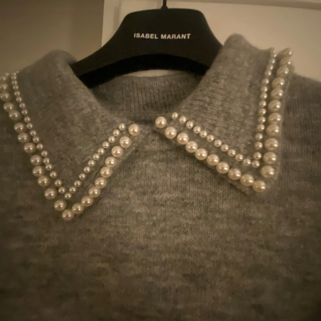 Stickad grå tröja med pärlor  - 90