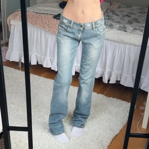 Lågmidjade jeans Levis  - Lågmidjade Jeans från Levis. Modell 570 straight fit. Passar en lång person. Innerbenslängd:84 midjemått:37 vill du köpa trycker du på köp nu, jag postar inom 24h