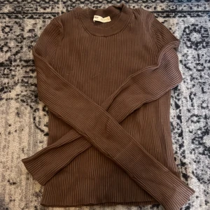 Långärmad tröja från pull & bear - Jättefin långärmad tröja från pull&bear i storlek L. Säljs eftersom det inte är min stil längre. 