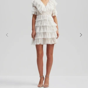 Studentklänning - En så fin studentklänning som jag tänkte ha på min student iår men hittat en annan jag hellre vill ha därav säljer jag denna, tyllen har lossnat lite men det är inget som märks av när man har klänningen på!!, skriv för bilder💗