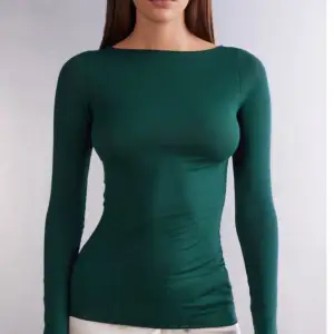 säljer denna mörkgröna intimissmi tröjan, eftersom den aldrig används. Har använt denna tröjan 1 gång. (Bilderna är från intimissmis hemsida) frågar eller funderingar skriv till mig. Original pris är 450kr sänker till 380, pris kan diskuteras.🤗🤗💞🙏🏻🙏🏻 