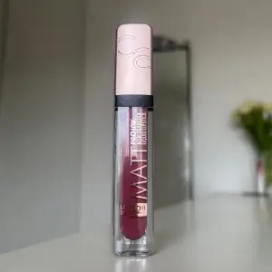 Säljer den här superfina matta liquid lipsticken i en superfin färg, den är aldrig använd utan helt ny💞skriv för fler bilder eller liknande