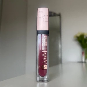 Läpprodukt - Säljer den här superfina matta liquid lipsticken i en superfin färg, den är aldrig använd utan helt ny💞skriv för fler bilder eller liknande