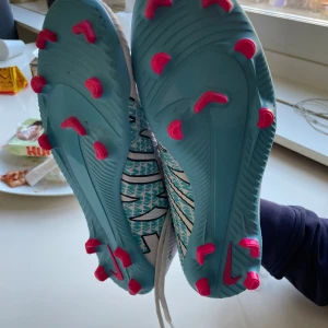 Fotbollsskor  - Säljer mina skor för att dom är för stora har endast provat dom inte spelat i dom, storleken är 45  Nytt pris 1200 Mitt pris är 700 men går att diskutera pris 