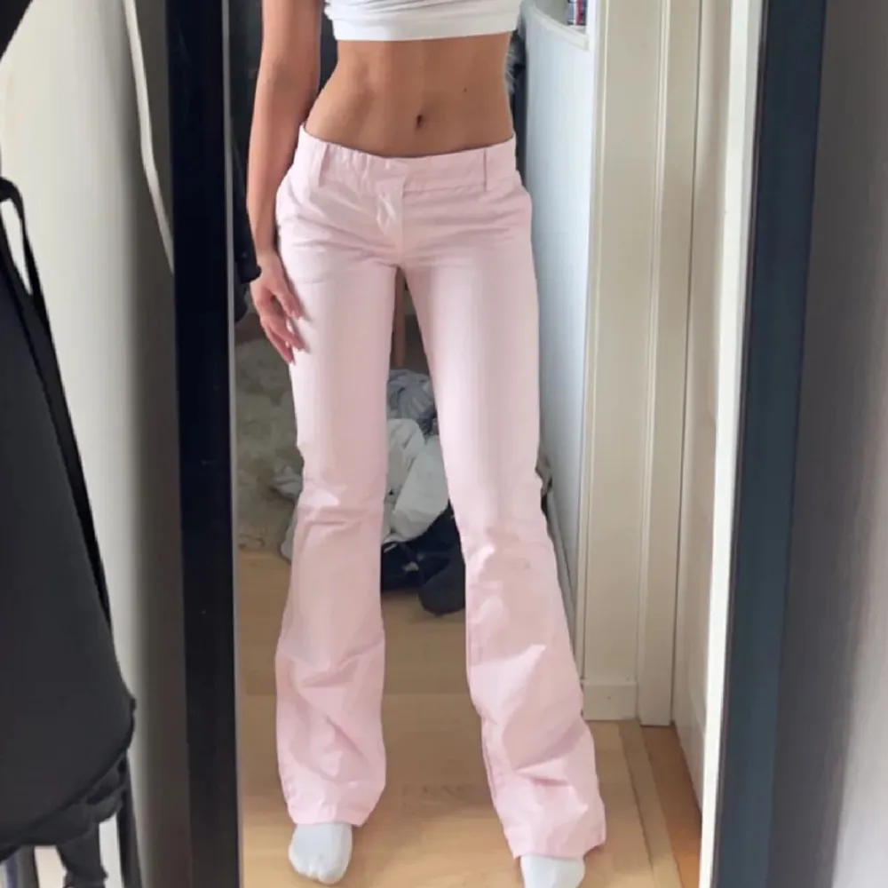 Sjukt snygga lågmidjade rosa byxor från juice couture! Stl XS, om ni har frågar kan ni skriva privat💋Buda i kommentarerna då budgivning inte funkar!!. Jeans & Byxor.